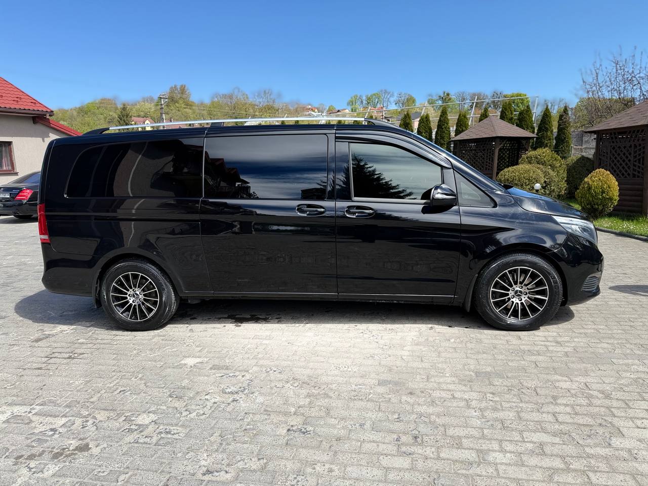 Mercedes-Benz V-Class збоку